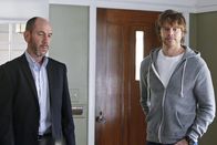 Navy CIS: L.A. – Als zwei Unternehmer, die im Auftrag des Militärs agierten, ermordet werden, beginnen Granger (Miguel Ferrer, l.), Sam, Callen und Deeks (Eric Christian Olsen, r.) mit den Ermittlungen ...