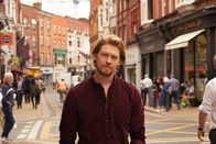 Conversations with Friends – Nick (Joe Alwyn) muss für ein neues Theaterstück nach Kroatien. Vorher hat er jedoch eine schwere Entscheidung zu treffen.