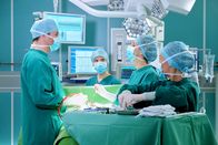 In aller Freundschaft – Während einer Operation hält Dr. Lea Peters (Anja Nejarri, 2.v.re.) plötzlich inne. Dr. Philipp Brentano (Thomas Koch, li.), Dr. Kathrin Globisch (Andrea Kathrin Loewig, 2.v.li.) und die OP-Schwester (Komparsin, re.) sind irritiert. Die schwangere Lea spürt zum ersten Mal Kindsbewegungen und war kurz abgelenkt.