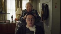 Awkwafina Is Nora from Queens – Grandma (Lori Tan Chinn) und Edmund (Bowen Yang)