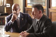 Castle – Roy Montgomery (Ruben Santiago-Hudson, l.) wird dem Regierungsagent Westfield (Lyle Lovett, r.) gegenüber immer misstrauischer.