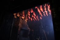 Große Völker der Geschichte – Schinken an der Decke von der Räucherkate in der Räucherei Braasch in Harmsdorf. Hier wird nach alter Tradition das Fleisch geräuchert.