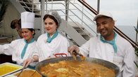 Verrückt nach Meer – Das Küchenteam lädt die Passagiere heute zur "Tropical Teezeit" auf das Lido-Deck. Küchenpraktikantin Theresa und ihre Kollegen stehen am Buffet und reichen den Gästen Crèpes mit Mango-, Papaya-, und Ananas-Kompott.