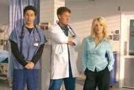 Scrubs - Die Anfänger – (v.li.) Zach Braff (John 'J.D.' Dorian), John C. McGinley (Dr. Perry Cox), Heather Locklear (Julie Keaton).