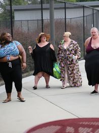 Durch dick und dünn – Meghan, Tina, Ashely, and Vannessa arrive for a day at the waterpark.