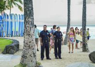 Hawaii Five-0 – Junior Reigns (Beulah Koale, l.) und Tani Rey (Meaghan Rath, r.) müssen einen Tag im Streifendienst absolvieren, erst danach werden sie offizielle Mitglieder des Hawaii Five-0 ...