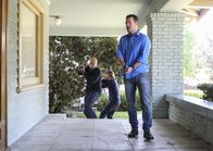 Navy CIS: L.A. – Nachdem eine unbekannte Frau zwei Männer direkt vor Callens Zuhause umgebracht hat, verfolgt das Team eine neue Spur auf der Suche nach dem Maulwurf in den eigenen Reihen: Callen (Chris O'Donnell, r.), Sam (LL Cool J, l.) und Deeks (Eric Christian Olsen, M.) ...