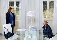 Rote Rosen – ARD ROTE ROSEN FOLGE 1620 Uhr im ERSTEN. Als Jule (Kim-Sarah Brandts, r.) in Ulis Aktentasche schnüffelt, wird sie dabei von Lotte (Anna Willecke, l.) ertappt.