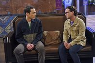 The Big Bang Theory – Sheldon (Jim Parsons, l.) regt sich über seine Karriere, die Zerstörung des Comicladens und die zukünftigen Wohnpläne von Penny und Leonard (Johnny Galecki, r.) auf ....