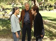 Desperate Housewives – Während Lynette (Felicity Huffman, l.) ihre Mutter Stella (Polly Bergen, r.) und ihren Stiefvater Glen (Richard Chamberlain, M.) trifft, bekommt Gabrielle Besuch von der Polizei ...