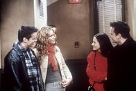 Friends – Joey (Matt LeBlanc, l.) schwebt auf Wolke Sieben, da seine Traumfrau Janine (Elle Macpherson, 2.v.l.) ihn endlich erhört hat. Doch sofort stellen sich schwer wiegende Probleme ein, denn Janine kann Chandler (Matthew Perry, r.) und Monica (Courteney Cox, 2.v.r.) nicht besonders leiden.