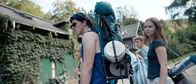Kinokino Movienight: Raus – Beim Anblick eines Gartenlokals bekommen Judith (Milena Tscharntke), Paule (Enno Trebs), Glocke (Matti Schmidt-Schaller) und Steffi (Mathilda Merkel) Lust auf Pommes und Bratkartoffeln. Es wird sich allerdings heraustellen, dass sie nicht willkommen sind.
