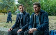 Counterpart – Croft (Tevor White, l.); Yanek (Samuel Roukin, r.)