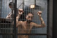 The Experiment – Eigentlich will Travis (Adrien Brody, vorne) nur die Zeit des Experiments schnell rum bekommen, aber die Entwicklungen machen ihm und seinen "Mitgefangenen" das Leben zur Hölle ...