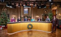 Bares für Rares – Horst Lichter (r.) mit den Händlern, von links: Walter "Waldi" Lehnertz, Susanne Steiger, Wolfgang Pauritsch, Elke Velten, Fabian Kahl und Daniel Meyer.