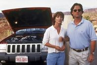 Classix - Filmklassiker im BR: Breakdown – Zusammen mit seiner Frau Amy (Kathleen Quinlan, l.) hat Jeff Taylor (Kurt Russell, r.) mitten in der Wüste eine Autopanne ...