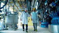 Die Tricks ... – Jo Hiller in der Ramipril-Wirkstoffproduktion Frankfurt Höchst mit Thorsten Naumann, Forschung und Entwicklung Euroapi.