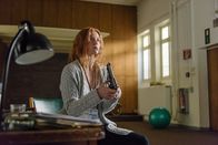 Im Knast – Nora Meindl (Marleen Lohse) hantiert zum allgemeinen Entsetzen mit einer Pistole.