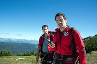 Die Bergretter – Die Bergretter Ben Marasek (Mirko Lang, l.) und Tobias Herbrechter (Markus Brandl, r.) sind im Einsatz. Wo ist der vermisste Frank Brandstetter?