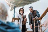 Der Sternwanderer – Auf seiner wundersamen Reise trifft Tristan Thorn (Charlie Cox, li.) auf eine Truppe Piraten der besonderen Art. Ihr Anführer heißt Captain Shakespeare (Robert De Niro, re.) und kann den jungen Abenteurer gut leiden.