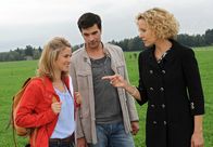 Sturm der Liebe – ARD STURM DER LIEBE FOLGE 1638 Uhr im ERSTEN. Marlene (Lucy Scherer, l.) versteht nicht, wieso sich Konstantin (Moritz Tittel, M.) und Natascha (Melanie Wiegmann, r.) solche Sorgen um sie machen.