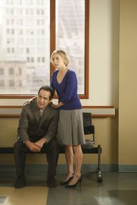 Monk – Der aktuelle Fall führt Adrian Monk (Tony Shalhoub, l.) an den Ort, an dem er vor zwölf Jahren die Nachricht von Trudys Tod bekommen hat. Natalie (Traylor Howard, r.) steht ihm bei ...
