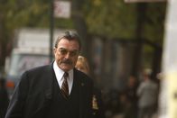 Blue Bloods - Crime Scene New York – Als ein Polizist in angeblicher Notwehr ein 14-Jähriges Gangmitglied erschießt, löst das in der Gemeinde heftige Diskussionen aus. Kann Frank (Tom Selleck) die Wogen glätten?