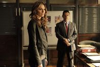Castle – Beckett (Stana Katic, l.) wird von Captain Fowler (Carlos Gomez, r.) in eine Undercover-Mission berufen ...