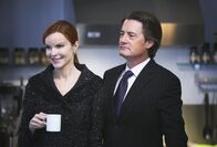 Desperate Housewives – Orson (Kyle MacLachlan, r.) bringt Bree (Marcia Cross, l.) dazu, ihre Firma zu verkaufen, damit er wieder glücklich wird und nicht mehr stiehlt. Doch kurz vor dem Verkauf erscheint Bree ihr Opfer für Orsons Wohlbefinden zu groß und sie schickt den Käufer wieder weg ...