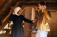 Um Himmels Willen – Ronnie (Rony Herman, r.) hat auf dem Dachboden einen Kirchenschatz gefunden.Schwester Lela (Denise M'Baye, l.) überrascht ihn und hält ihn mit einem Kreuz in Schach.