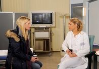 Rote Rosen – ARD ROTE ROSEN FOLGE 1464 Uhr im ERSTEN. Britta (Jelena Mitschke, r.) spricht mit Jule (Kim-Sarah Brandts, l.) über ihre Unentschlossenheit was das Jobangebot in Ulm angeht.