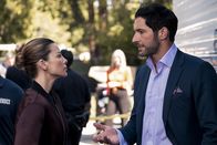 Lucifer – L-R: LAUREN GERMAN als CHLOE DECKER und TOM ELLIS als LUCIFER MORNINGSTAR