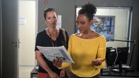 Rote Rosen – Anette (Sarah Masuch, r.) realisiert angeschlagen, dass ihre Heide-Echo-Aktion nach hinten los ging. Mit Tina (Katja Frenzel, l.).