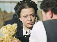 Margarete Steiff – Für Kinder ist das Beste gerade gut genug, ist Margaretes (Heike Makatsch) Devise. Deshalb wird der neue Bär aus Mohair hergestellt, selbst wenn Fritz (Felix Eitner) das extraweiche Material arg teuer findet.