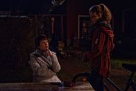 Der Usedom-Krimi – Karin Lossow (Katrin Sass;li) fragt Sophie (Emma Bading;re) nach Jäckie aus.