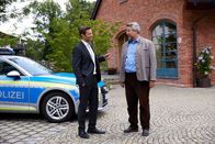 Die Rosenheim-Cops – Die Kommissare Hansen (Igor Jeftic, l.) und Stadler (Dieter Fischer, r.) sprechen über den Tathergang.