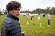 Hubert ohne Staller – Hat der attraktive Sportlehrer Paul Schlüter (Jonathan Hutter, v. mit Kompars:innen, h.) etwas zu verbergen?