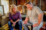 Young Sheldon – Brenda Sparks (Melissa Peterman, l.); George Cooper sen. (Lance Barber, r.)