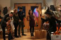 Last Man Standing – Halloween kann kommen: Mike (Tim Allen, l.), Boyd (Flynn Morrison, 2.v.l.), Kristin (Amanda Fuller, 3.v.l.), Ryan (Jordan Masterson, 3.v.r.), Mandy (Molly Ephraim, 2.v.r.) und Vanessa (Nancy Travis, r.) ...