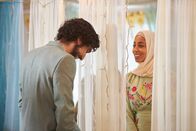 We Are Lady Parts – Amina (Anjana Vasan) und Ahsan (Zaqi Ismail) geben auf Noors Verlobungsparty das perfekte Paar – zumindest nach außen.