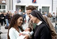 Um Himmels Willen – Ordensschwester Lotte (Jutta Speidel, r.) beglückwünscht Sandra (Laura Schneider, l.) und Wolfgang Wöller jr. (Patrick Wolff, 2.v.r.) zu ihrem Baby (Komparse).