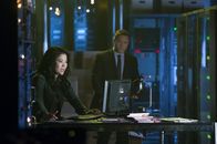 Scorpion – Ausgerechnet als ein neuer, komplizierter Fall auf Happy (Jadyn Wong, l.), Tim (Scott Porter, r.) und das Team wartet, wird Walter sein undurchsichtiges Unterfangen mit der Einwanderungsbehörde zum Verhängnis ...