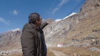 Im Angesicht der Katastrophe – Der Geologe Ranjan Kumar Dahal spricht über die Gesteinsablagerungen der Lawine in Langtang. (National Geographic/Steve Organ)