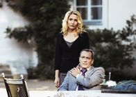 Julia - Wege zum Glück – Julia - Wege zum Glück Kapitel 272 Staffel 1, Episode 272 Viktoria versucht, ihren Vater Richard zu trösten: Mareile B. Moeller als Viktoria, Peter Zimmermann als Richard
