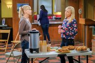 Mom – Christy (Anna Faris, l.); Jill (Jaime Pressly, r.)