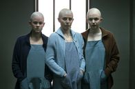 Charlie Says – Katie (Sosie Bacon), Sadie (Marianne Rendón) und Lulu (Hannah Murray) sitzen in Haft.