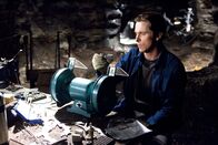 Batman Begins – Zurück im sündigen Gotham City beginnt Bruce (Christian Bale), sein Alter Ego in Form einer schwarzen Fledermaus zu erschaffen. Waren Fledermäuse einst der Grund für sein Kindheitstrauma, sollen von nun an die Bösewichte durch den überdimensionierten Flattermann traumatisiert werden ...