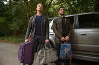 The Exorcist – Bereits kurz nach ihrer Ankunft bei Familie Kim erkennen Pater Marcus (Ben Daniels, l.) und Pater Tomas (Alfonso Herrera, r.), dass hier etwas nicht mit rechten Dingen zugeht ...