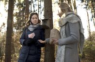 Sturm der Liebe – Da es Tina (Christin Balogh, l.) schwerfällt, mit der Vergangenheit abzuschließen, sucht sie Rat bei Alicia (Larissa Marolt, r.).