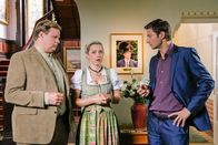 Die Rosenheim-Cops – Was verschweigt Regina Baumgartner (Nicole Ernst, m.) vor den Kommissaren Sven Hansen (Igor Jeftic, r.) und Tobias Hartl (Michael A. Grimm, l.)?